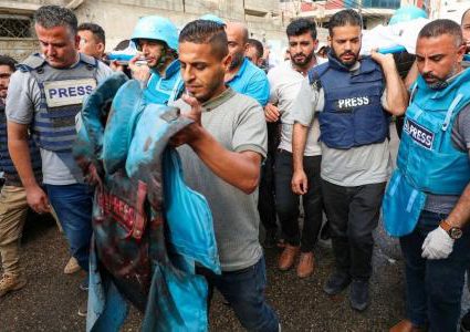 استشهاد صحفي وعدد من أفراد عائلته في قصف منزله في حي الزيتون شرق غزة