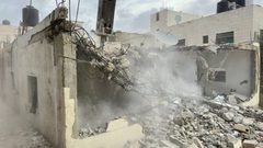 مستوطنون يجبرون 3 عائلات في حزما على هدم مساكنها والرحيل منها