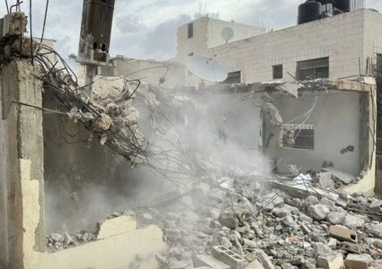 مستوطنون يجبرون 3 عائلات في حزما على هدم مساكنها والرحيل منها