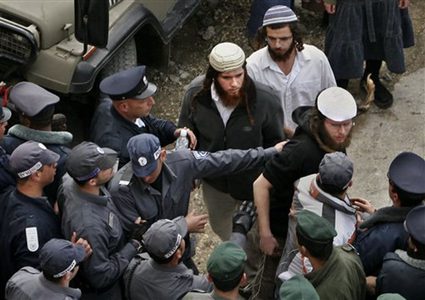 الشاباك يحذر : اعتداءات المستوطنين تجبر الجيش على تحويل جنوده إلى الضفة