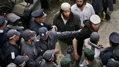 الشاباك يحذر : اعتداءات المستوطنين تجبر الجيش على تحويل جنوده إلى الضفة