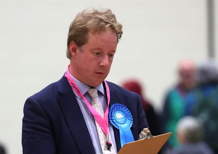 رئيس وزراء بريطانيا يقيل مساعد الحكومة لدعوته وقف إطلاق النار بغزة