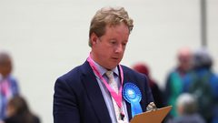 رئيس وزراء بريطانيا يقيل مساعد الحكومة لدعوته وقف إطلاق النار بغزة