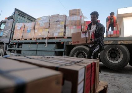 السلطات المصرية ترسل الدفعة التاسعة من المساعدات الفلسطينية لمعبر العوجا