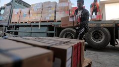 السلطات المصرية ترسل الدفعة التاسعة من المساعدات الفلسطينية لمعبر العوجا