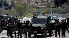 الاحتلال يعتقل عددا من المواطنين خلال اقتحام طوباس