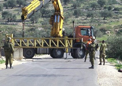 قوات الاحتلال تغلق بوابة دير شرف غرب نابلس