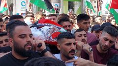 تشييع الشهيد محمد عبد القادر خراز 14 عاما من مدينة نابلس متأثراً باصابته برصاص جنود الاحتلال خلال اقتحام منطقة زواتا مساء أمس