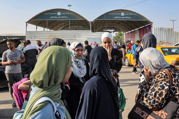 خروج عشرات الأجانب والفلسطينيين حاملي الجنسيات المزدوجة من غزة إلى مصر