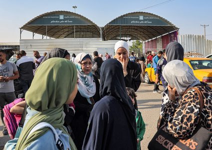 خروج عشرات الأجانب والفلسطينيين حاملي الجنسيات المزدوجة من غزة إلى مصر