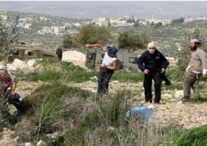 مستوطنون يطلقون النار على مزارعين في قصرة