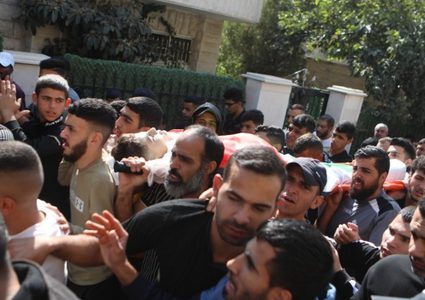 أهالي بيت أمر يشيّعون جثمان الشهيد الطفل عبد الرحمن مقبل