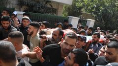 أهالي بيت أمر يشيّعون جثمان الشهيد الطفل عبد الرحمن مقبل