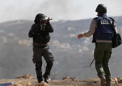 إصابات بين الصحفيين إثر استهداف الاحتلال مكاتب إعلامية في غزة