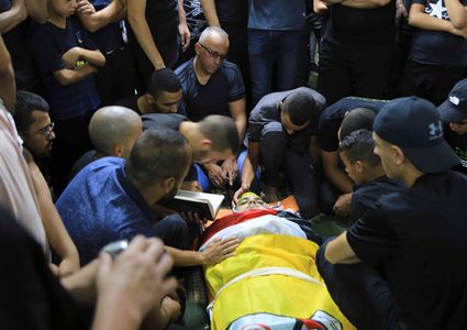 القدس: تشييع جثمان الشهيد يزن شيحة في بلدة عناتا