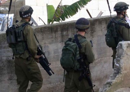 الاحتلال يستولي على منزل جنوب جنين ويحول سطحه إلى نقطة عسكرية