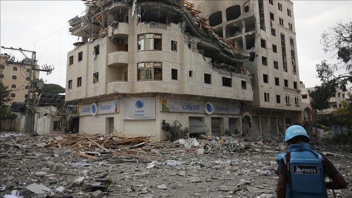 إعلام عبري: إسرائيل قد توافق على وقف الهجمات لبضع ساعات وإدخال الوقود