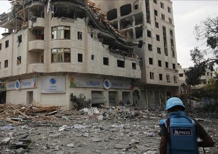 إعلام عبري: إسرائيل قد توافق على وقف الهجمات لبضع ساعات وإدخال الوقود