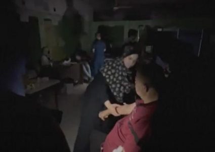 الأطباء في غزة يعالجون مرضاهم على ضوء الهاتف