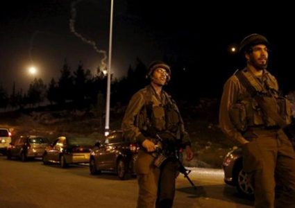 الاحتلال يداهم مغسلة مركبات وينصب حواجز عسكرية جنوب جنين