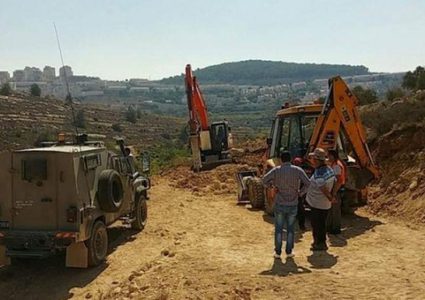 الاحتلال يغلق طريقا زراعيا في الخضر جنوب بيت لحم