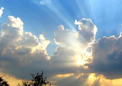 حالة الطقس: أجواء غائمة جزئيا وحارة نسبيا