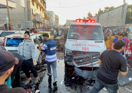 "الهلال الأحمر" توضح حقيقة استهداف الاحتلال لمركبات الإسعاف قرب مستشفى الشفاء