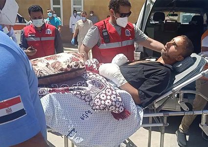 وزير الصحة المصري يعود مصابي قطاع غزة في المستشفيات المصرية