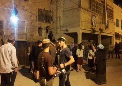 الاحتلال يستولي على مركبة ومستوطنون يعتدون على مزارعين جنوب الخليل