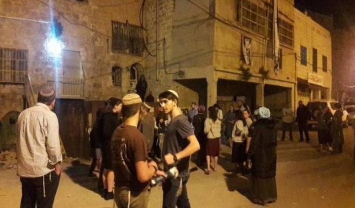 الاحتلال يستولي على مركبة ومستوطنون يعتدون على مزارعين جنوب الخليل