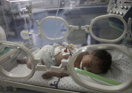 حياة الأطفال حديثي الولادة في غزة معلقة بحبل رفيع