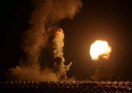 عشرات الشهداء والجرحى في قصف عنيف على غزة وقطع الاتصالات والانترنت