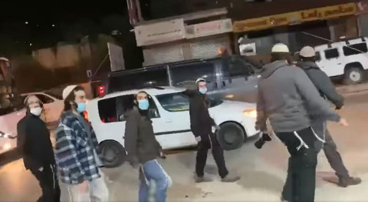مستوطنون يهاجمون المواطنين ومركباتهم شمال رام الله