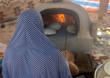 غزة تعود إلى أفران الطين لصناعة الخبز في ظل العدوان الإسرائيلي المتواصل
