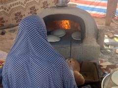 مواطنون في قطاع غزة يستخدمون أفران الطين عوضا عن أفران الغاز لصناعة الخبز لعدم توفر الوقود والغاز والكهرباء في ظل العداون المتواصل على غزة منذ 30 يوما.
