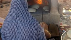 غزة تعود إلى أفران الطين لصناعة الخبز في ظل العدوان الإسرائيلي المتواصل