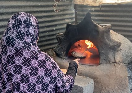 غزة تعود إلى أفران الطين لصناعة الخبز في ظل العدوان الإسرائيلي المتواصل