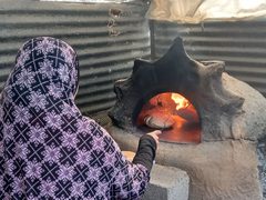 مواطنون في قطاع غزة يستخدمون أفران الطين عوضا عن أفران الغاز لصناعة الخبز لعدم توفر الوقود والغاز والكهرباء في ظل العداون المتواصل على غزة منذ 30 يوما.