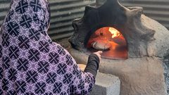 مواطنون في قطاع غزة يستخدمون أفران الطين عوضا عن أفران الغاز لصناعة الخبز لعدم توفر الوقود والغاز والكهرباء في ظل العداون المتواصل على غزة منذ 30 يوما.