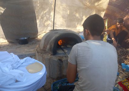 غزة تعود إلى أفران الطين لصناعة الخبز في ظل العدوان الإسرائيلي المتواصل