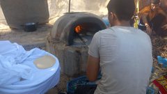 مواطنون في قطاع غزة يستخدمون أفران الطين عوضا عن أفران الغاز لصناعة الخبز لعدم توفر الوقود والغاز والكهرباء في ظل العداون المتواصل على غزة منذ 30 يوما.