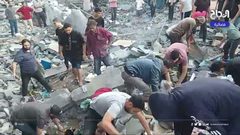 البحث عن ناجين وجثث الشهداء تحت الأنقاض في مخيم المغازي