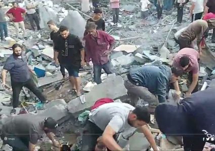 البحث عن ناجين وجثث الشهداء تحت الأنقاض في مخيم المغازي