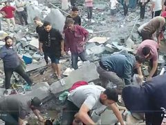 البحث عن ناجين وجثث الشهداء تحت الأنقاض في مخيم المغازي