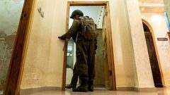 إنذارًا بالهدم: الاحتلال يغلق منزل عائلة الشهيد فروخ في العيسوية