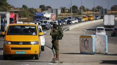 قوات الاحتلال تغلق المدخل الشرقي لحوسان غرب بيت لحم