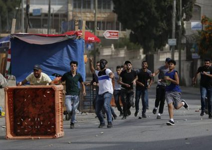 مواجهات مع الاحتلال في مخيم الأمعري جنوب رام الله