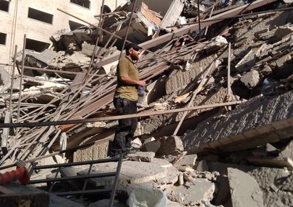 تدمير برج الأندلس في محيط منطقة ميناء غزة جراء غارات القصف العنيف الذي تعرضت له غزة ليلة أمس الأحد.