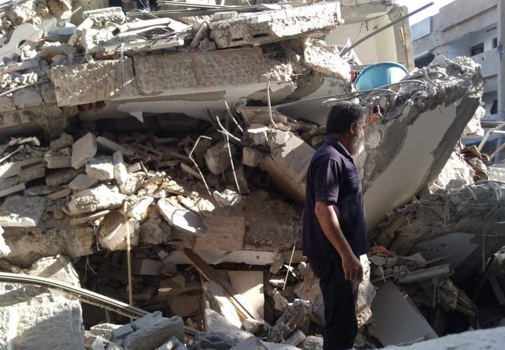 تدمير برج الأندلس في محيط منطقة ميناء غزة جراء غارات القصف العنيف الذي تعرضت له غزة ليلة أمس الأحد.