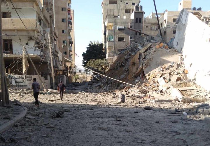 تدمير برج الأندلس في محيط منطقة ميناء غزة جراء غارات القصف العنيف الذي تعرضت له غزة ليلة أمس الأحد.